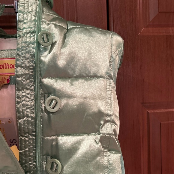 BNWT metallic green down puffer that converts into vest with removavle hood - Picture 5 of 9